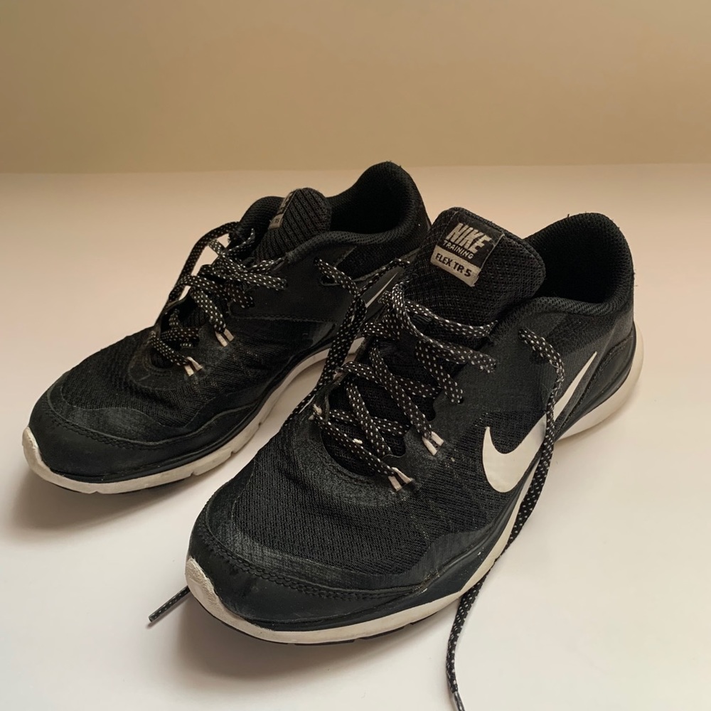 Nike black tennis shoes